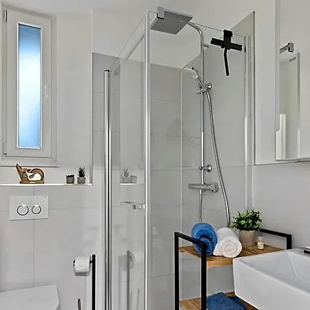 Altstadt - Exklusive 3-zi-wohnung Fuer 6 Personen Mit 90 Qm, Grosser Dachterrasse, Parkplatz, Wlan